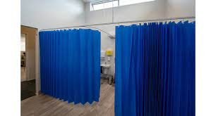 صورة مقربة للشريط الشبكي العلوي في ستائر المستشفيات