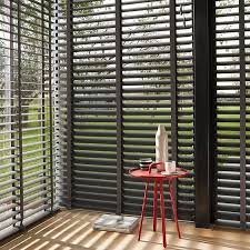 خلفية ستائر معدنية فضية في مساحة عصرية