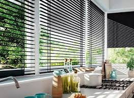 ستائر معدنية في بيئة مطبخ