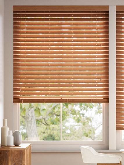 ستائر خشبية بشرائح عريضة